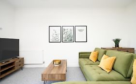 Spacious 1 Bed Apt - Stunning Views & Private Parking - 5 Mins To Beach - Dog Friendly - Close To Ventnor, Shanklin & Sandown - Ideal For Friends, Families & Business Travellers - Sleeps Up To 4 Guests - Managed By 