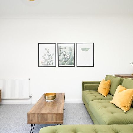 Spacious 1 Bed Apt - Stunning Views & Private Parking - 5 Mins To Beach - Dog Friendly - Close To Ventnor, Shanklin & Sandown - Ideal For Friends, Families & Business Travellers - Sleeps Up To 4 Guests - Managed By "Greenstay Serviced Accommodation" Bonchurch Exterior photo