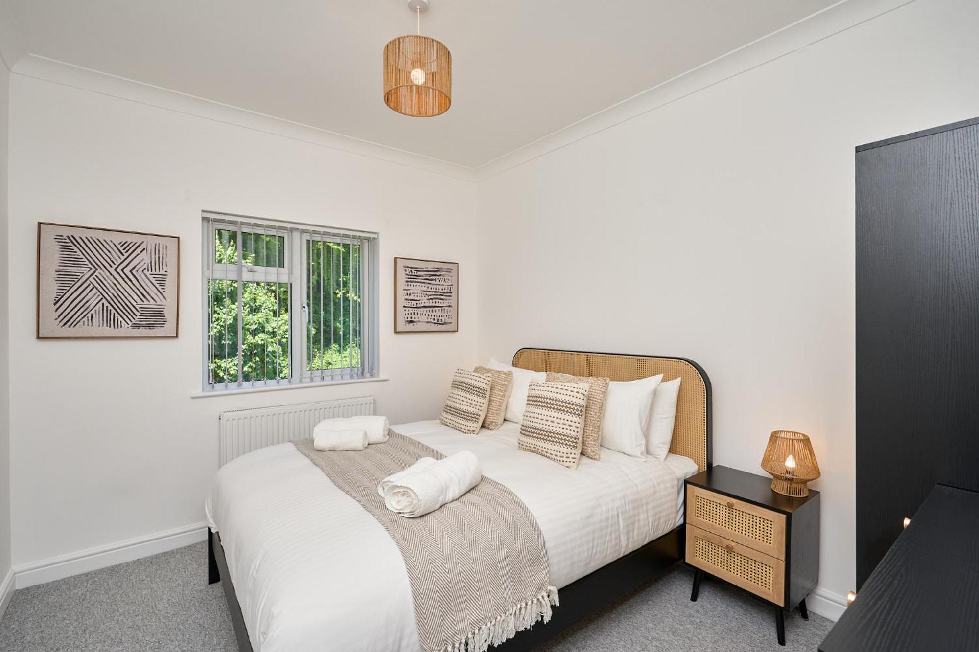 Spacious 1 Bed Apt - Stunning Views & Private Parking - 5 Mins To Beach - Dog Friendly - Close To Ventnor, Shanklin & Sandown - Ideal For Friends, Families & Business Travellers - Sleeps Up To 4 Guests - Managed By "Greenstay Serviced Accommodation" Bonchurch Exterior photo