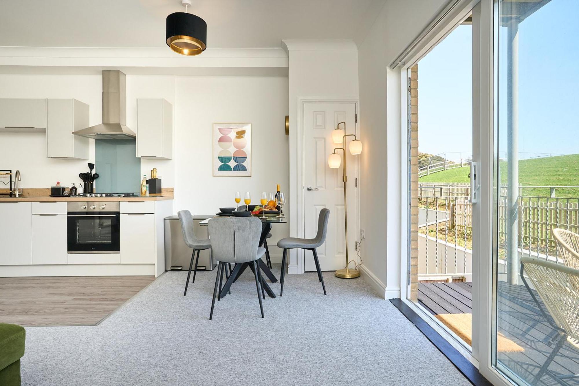 Spacious 1 Bed Apt - Stunning Views & Private Parking - 5 Mins To Beach - Dog Friendly - Close To Ventnor, Shanklin & Sandown - Ideal For Friends, Families & Business Travellers - Sleeps Up To 4 Guests - Managed By "Greenstay Serviced Accommodation" Bonchurch Exterior photo