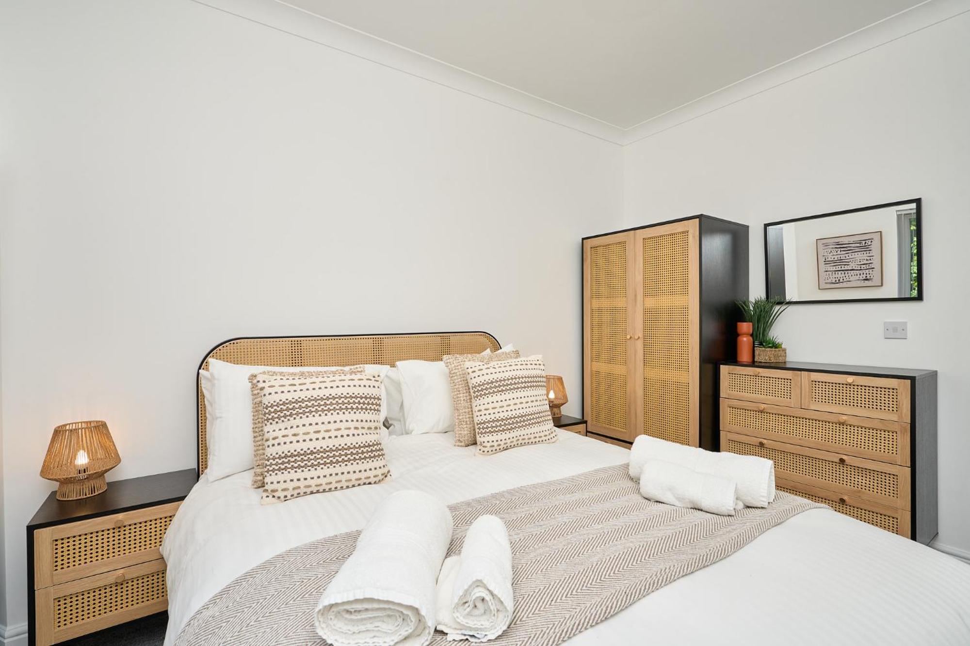 Spacious 1 Bed Apt - Stunning Views & Private Parking - 5 Mins To Beach - Dog Friendly - Close To Ventnor, Shanklin & Sandown - Ideal For Friends, Families & Business Travellers - Sleeps Up To 4 Guests - Managed By "Greenstay Serviced Accommodation" Bonchurch Exterior photo