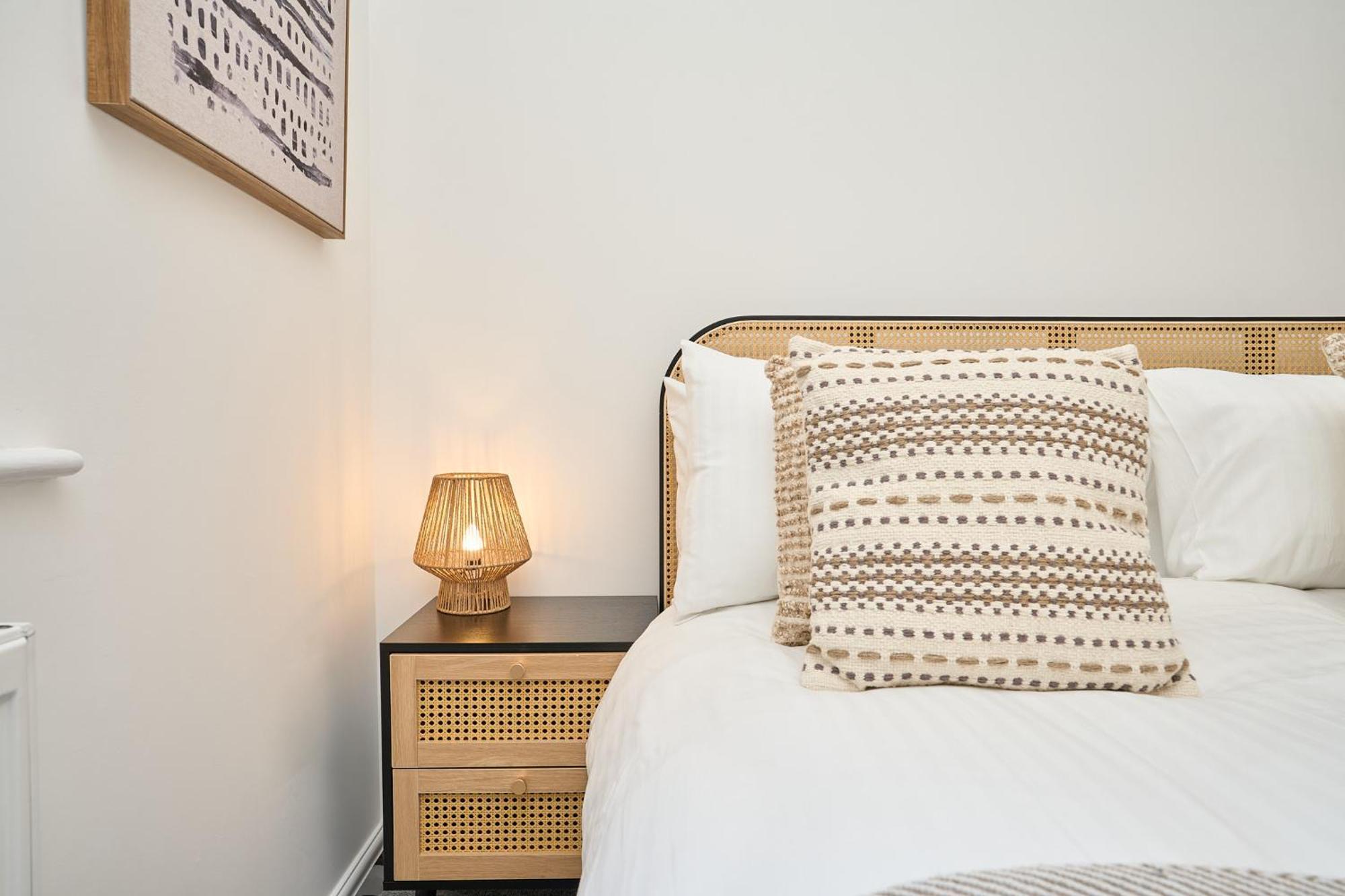 Spacious 1 Bed Apt - Stunning Views & Private Parking - 5 Mins To Beach - Dog Friendly - Close To Ventnor, Shanklin & Sandown - Ideal For Friends, Families & Business Travellers - Sleeps Up To 4 Guests - Managed By "Greenstay Serviced Accommodation" Bonchurch Exterior photo
